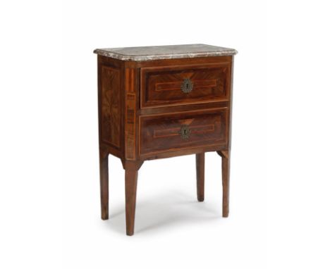 Petite commode d'époque Louis XVI, en placage de bois de rose et filets de marqueterie contrastée, façade ouvrant par deux ti