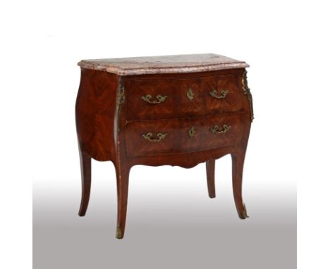 Commode de style Louis XV, XXe s., en placage de bois de rose et marqueterie en frisage dans des encadrements, façade galbée 