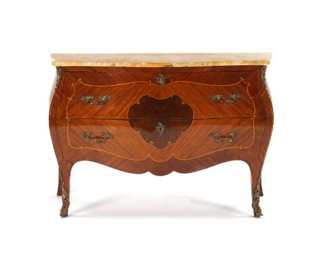 Commode de style Louis XV, XXe s., en placage de bois de rose et filets de marqueterie, façade galbée ouvrant par deux tiroir