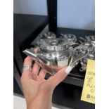 LOT: (9) Théières en Acier Inox.