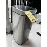 Poubelle en Acier Inox. Avec Couvercle