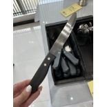 LOT: (14) Couteaux à Steak, avec (2) Bacs & Petites Cuillères