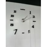 Horloge Murale, Chiffres Collés, Aiguille Centrée