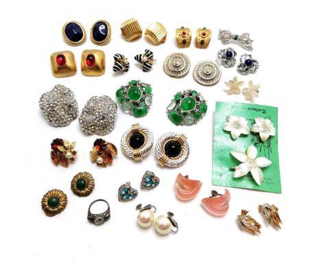 Qty of vintage clip-on fashion earrings inc F.O.Inc Deco style (3.5cm diameter) etc t/w silver dress ring, silver mother of p