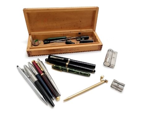 Qty of vintage pens inc Conway Stewart (with 14ct gold nib), Parker etc in poker work box t/w Imco triplex lighter 