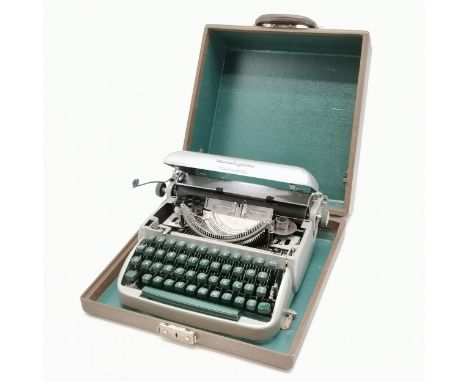 Remington Travel-riter typewriter in original travel case - slight scratches to case - 34cm x 17cm case 