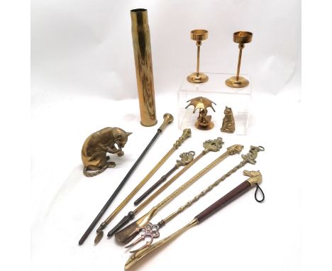 1919 brass shell case, 2 horse head shoe horns, 2 pokers, dog toasting fork, 2 brass cats tallest 13cm high etc.