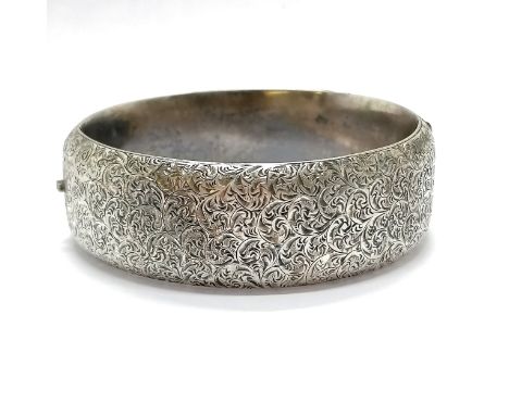 Sterling silver bangle with engraved detail to front by S&amp;A - 5.5cm internal &amp; 26g 