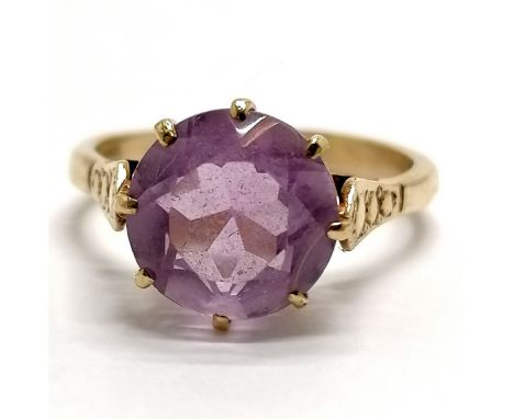 9ct marked gold amethyst set ring with fancy shoulders - size N½ & 3.1g total weight 