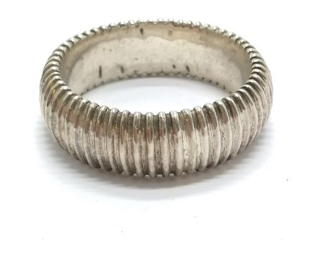 Unmarked silver bangle with ribbed detail - 5.5cm internal diameter &amp; 52g 