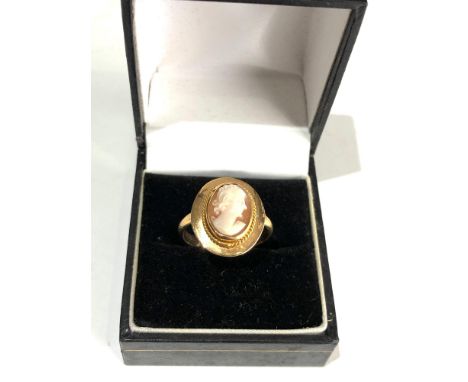 18ct gold carved cameo ring weight 3.3g 