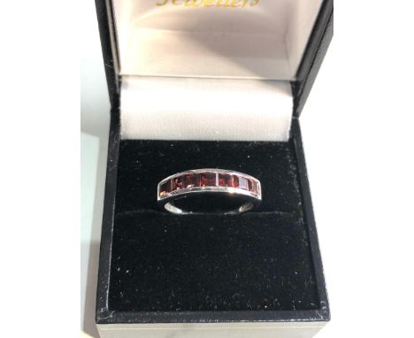 9ct white gold garnet channel set band ring weight 2.3g 