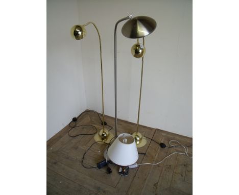 Two brass effect floor standing spotlights, another  and a table lamp (4)