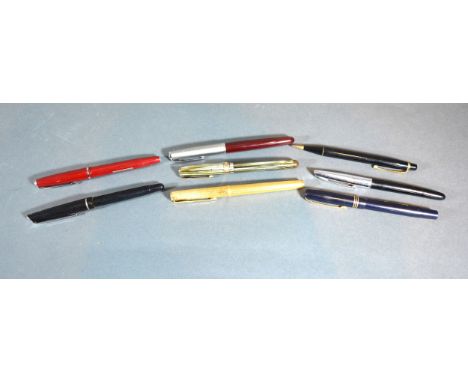 A Watermans W5 Fountain Pen with 14ct. gold nib together with a small collection of other fountain pens to include Parker, Os