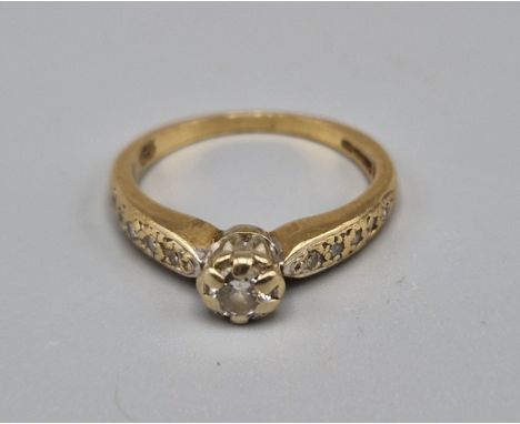 A 14ct gold solitaire diamond ring with diamond shoulders, ring size K, 2.5 grams 