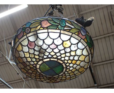 AN EARLY 20TH CENTURY LEADED COLOURED GLASS PENDANT LIGHT the scale pattern with snapped pontil pieces, with fruit band, the 