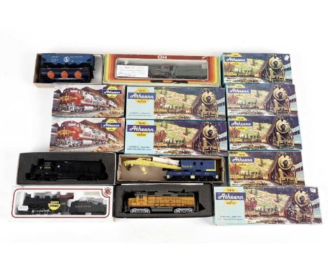 A selection of H0 gauge model trains and rolling stock, including: an Athearn ‘Southern Pacific’ locomotive; a Bachmann Plus 