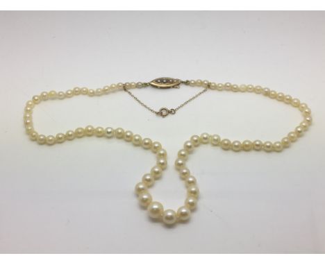 A pearl necklace with a 9ct gold clasp.