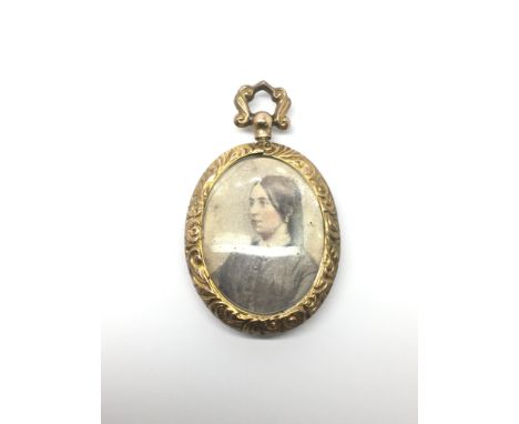 A gold oval portrait pendant, total weight approx 7.5 grams.
