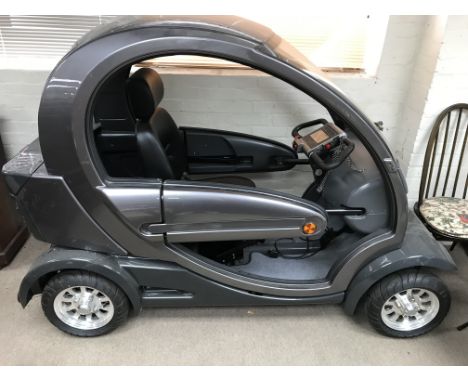 A Xushou 4 wheeled 1200W smart mobility scooter, model MX1-XB-A with roof and storage compartment. Complete with charger, use