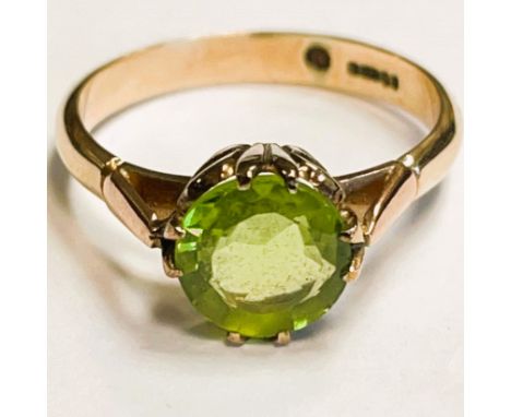 A single round green peridot ring hallmarked 9ct gold. Ring size O. Approximately 2.7 grams