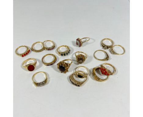 Collection of Rings x 17 - including:
-1 x 750 stone diamond ring, size 'N'&nbsp;
-1 x 9ct 5 stone garnet ring, circa 3g
-1 x