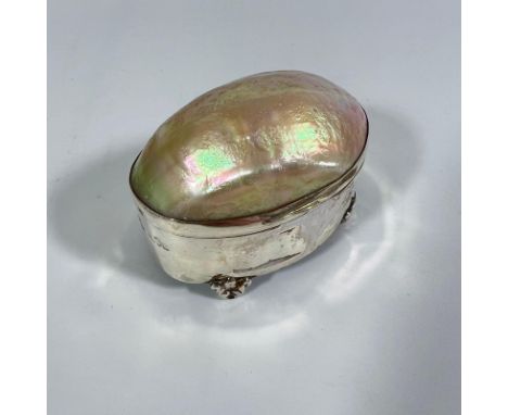 Mother of pearl sterling silver trinket box. Hallmarked for Henry Williamson Ltd, London, 1907, approximate gross weight 65gr