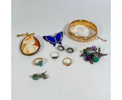 A collection of costume/9ct gold jewellery incorporating:
- 15ct yellow gold dia/sapphire ring, some stones missing (J 1/2)
-