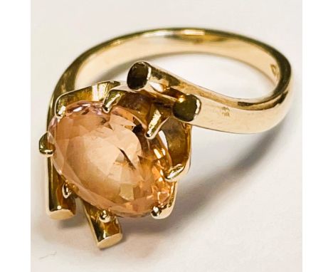 A single pink champagne gem set in 14ct gold marked 585. Ring size L