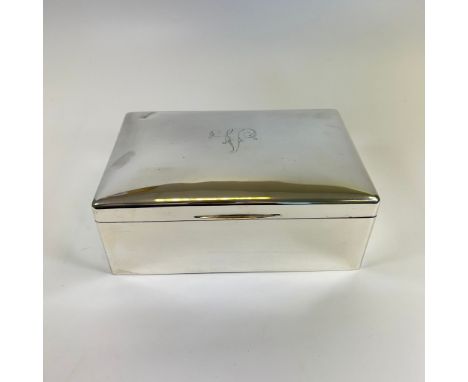 Silver Cigar Box Sheffield Walker &amp; Hall 1921 - approx 23cm x 15.5cm x 8.5cm.
Gross weight: approx 1354grams.
Dents throu