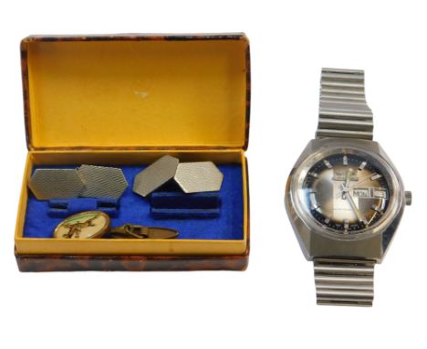 A Timex automatic gent's wristwatch, a pair of cufflinks, and a single cufflink.