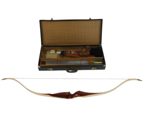 A bow and arrow set, comprising bow, Silver Streak II arrows, holder, etc., the accompanying items contained in a case. 