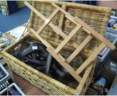 Small folding artists easel, wicker trunk and carved wooden African figural ornaments. (3)(B.P. 24% incl. VAT)