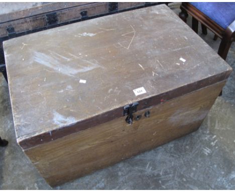 Grained pine travelling or artisan's trunk.(B.P. 24% incl. VAT)
