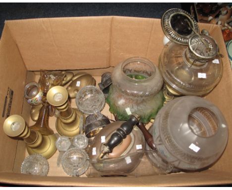 Mixed box of assorted items to include: converted brass column oil lamp with green crimp edge shade; brass candlesticks; copp