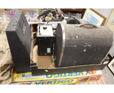 A QUANTITY OF COLLECTABLES AND ELECTRICALS TO INCLUDE A VINTAGE PROJECTOR, C. SCOPE METAL DETECTOR, AFX VERTIGO SCALEXTRIC ET
