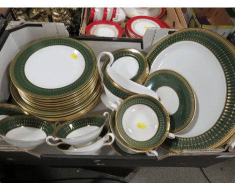 A TRAY SPODE ROYAL WINDSOR Y8078 CHINA TO INCLUDE DINNER PLATES, MEAT PLATE ETC 