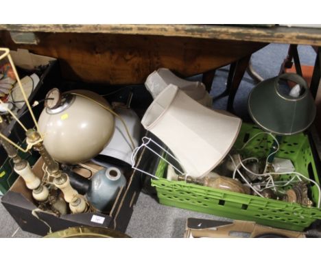A BOX OF LAMPS AND LIGHTING ETC TON INCLUDE A RETRO HANGING CEILING LIGHT 