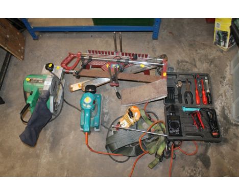 A COLLECTION OF POWER TOOLS ETC TO INCLUDE A BELT SANDER, SOLDERING KIT ETC