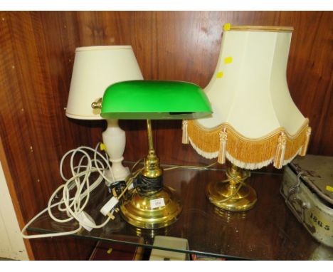 A MODERN BANKERS LAMP TOGETHER WITH TWO OTHER TABLE LAMPS 