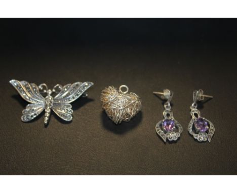 A SMALL QUANTITY OF SILVER JEWELLERY TO INCLUDE A MARCASITE BUTTERFLY BROOCH