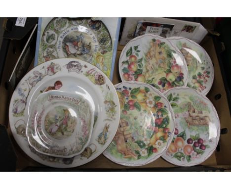 A TRAY OF ASSORTED CABINET PLATES TO INCLUDE ROYAL ALBERT, BEATRIX POTTER ETC
