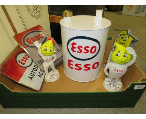 A TRAY OF REPRODUCTION ESSO ADVERTISING ITEMS TO INCLUDE CAST METAL FIGURES, JERRY CAN ETC
