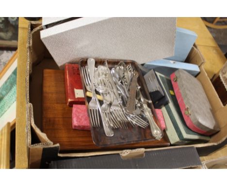 A TRAY OF CASED AND LOOSE FLATWARE TO INCLUDE A MAHOGANY CASED CANTEEN OF CUTLERY, SILVER PLATED EXAMPLES ETC. 