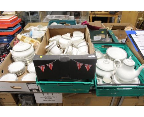 A LARGE QUANTITY OF ROYAL DOULTON RAVENSWOOD CHINA TEA AND DINNERWARE TO INCLUDE TUREENS DINING PLATES, TRIOS ETC. (4 TRAYS I