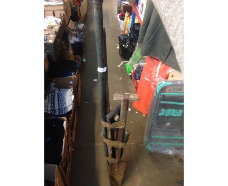BUNDLE OF GARDEN TOOLS