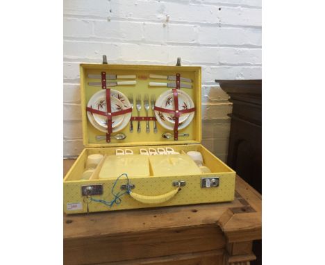 RETRO PICNIC SET BY SIRRAM. W47CM