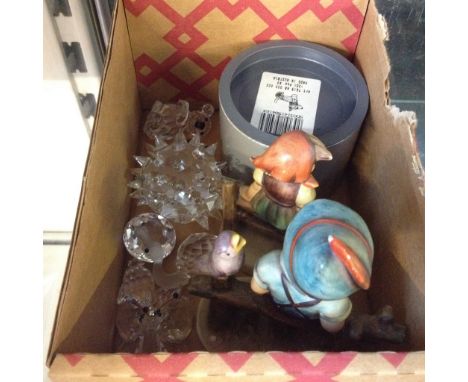 BOX WITH SWAROVSKI CRYSTAL AND TWO HUMMEL FIGURES    C