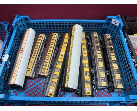 Eight Hornby and Triang "OO"Gauge/4mm Unboxed Brown/Cream G.W.R Coaches, Royal Mail van, brake/3rd Clerestory (2), composite 