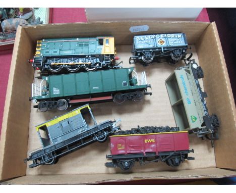 A Hornby "OO"Gauge/4mm Class 08 0-6-0 Diesel Shunter, Freightliner green/yellow R/No 08530 (good), plus five items of rolling